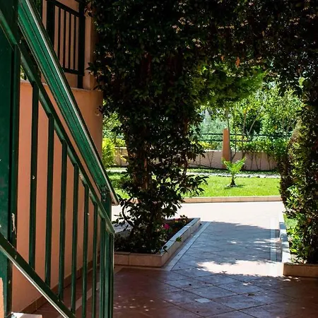 Alexandra Apartment *